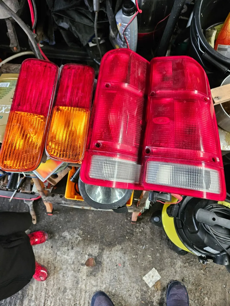 Discovery rear lights - Image 1