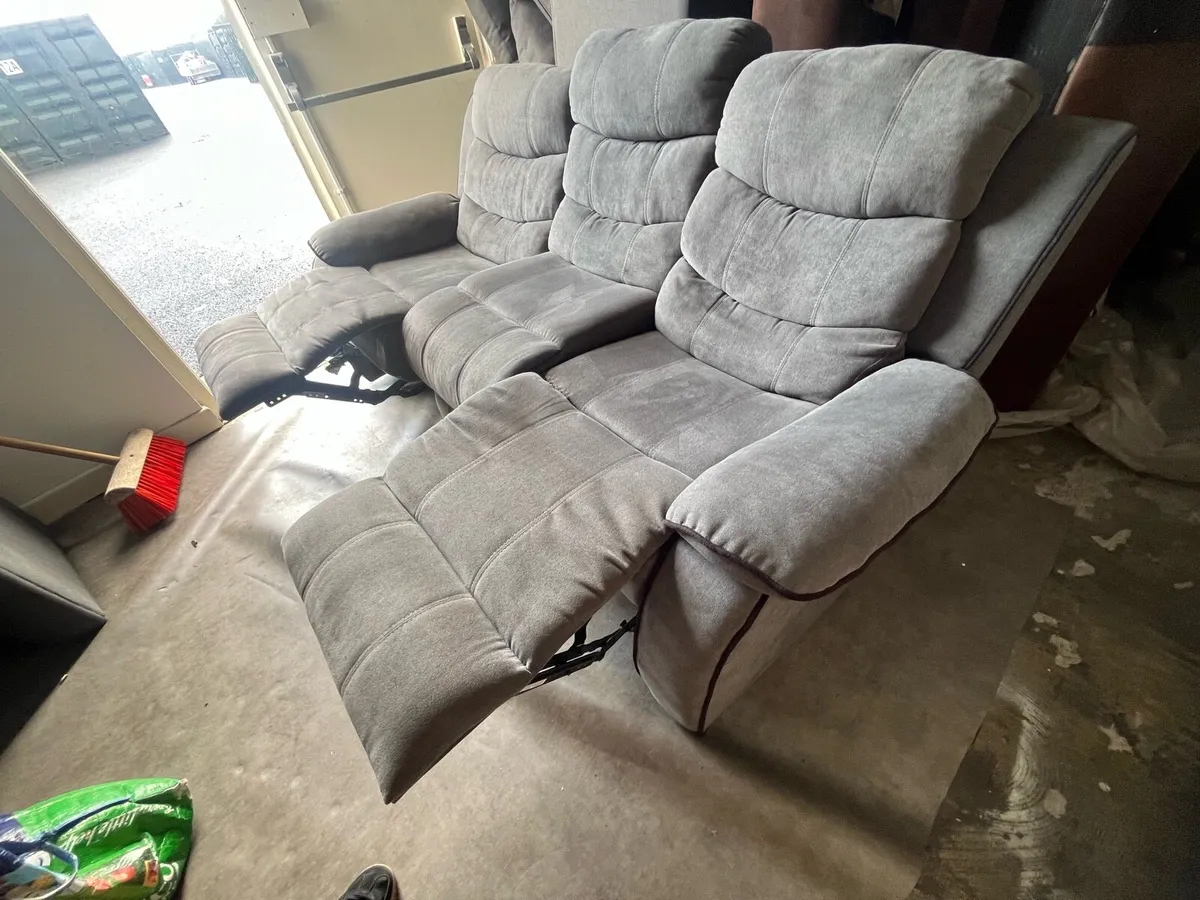 Grey 3 seater recliner sofa - Image 4