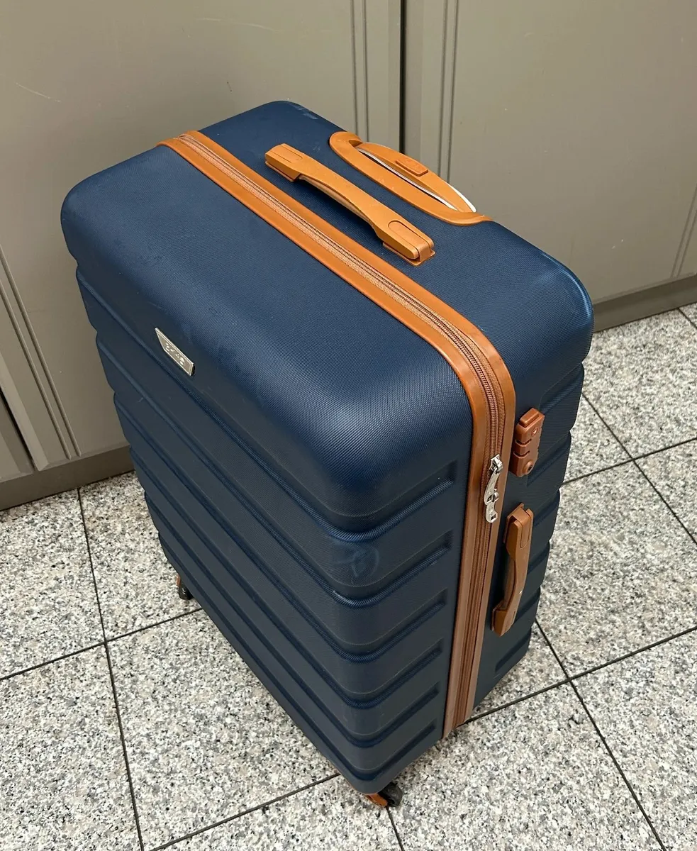Nearly New Clean Large Suitcase  <2 month old - Image 2