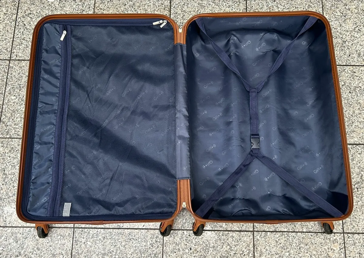 Nearly New Clean Large Suitcase  <2 month old - Image 3