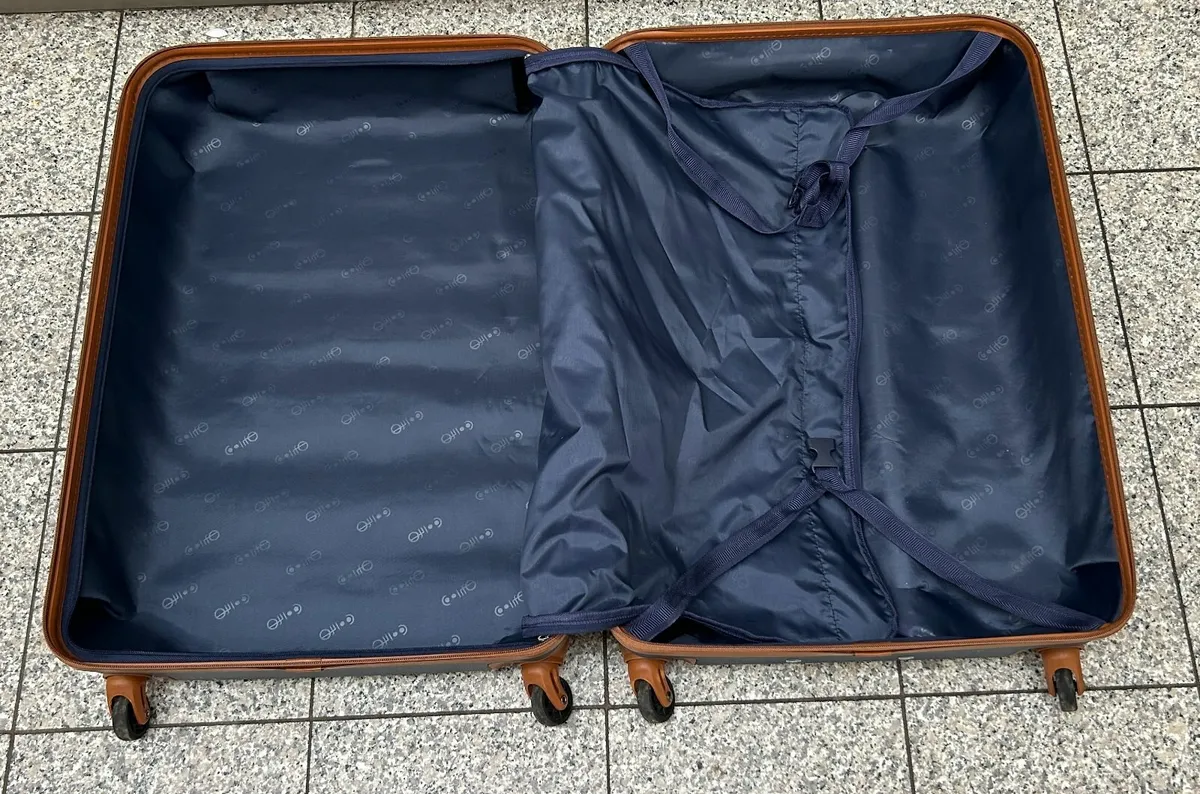 Nearly New Clean Large Suitcase  <2 month old - Image 4