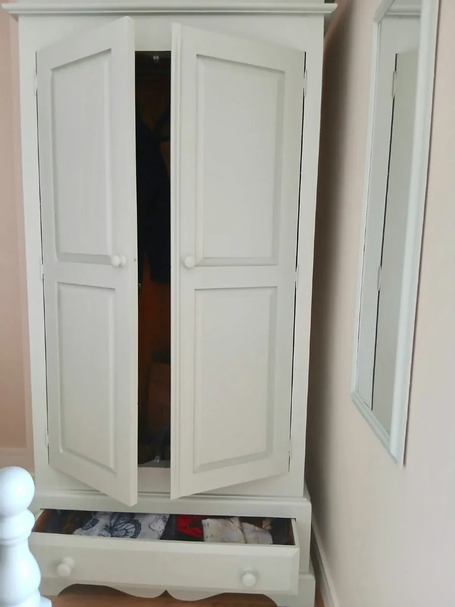 Bedroom suite: wardrobe, bed and blanket box. - Image 2