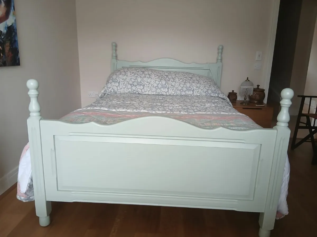 Bedroom suite: wardrobe, bed and blanket box. - Image 3
