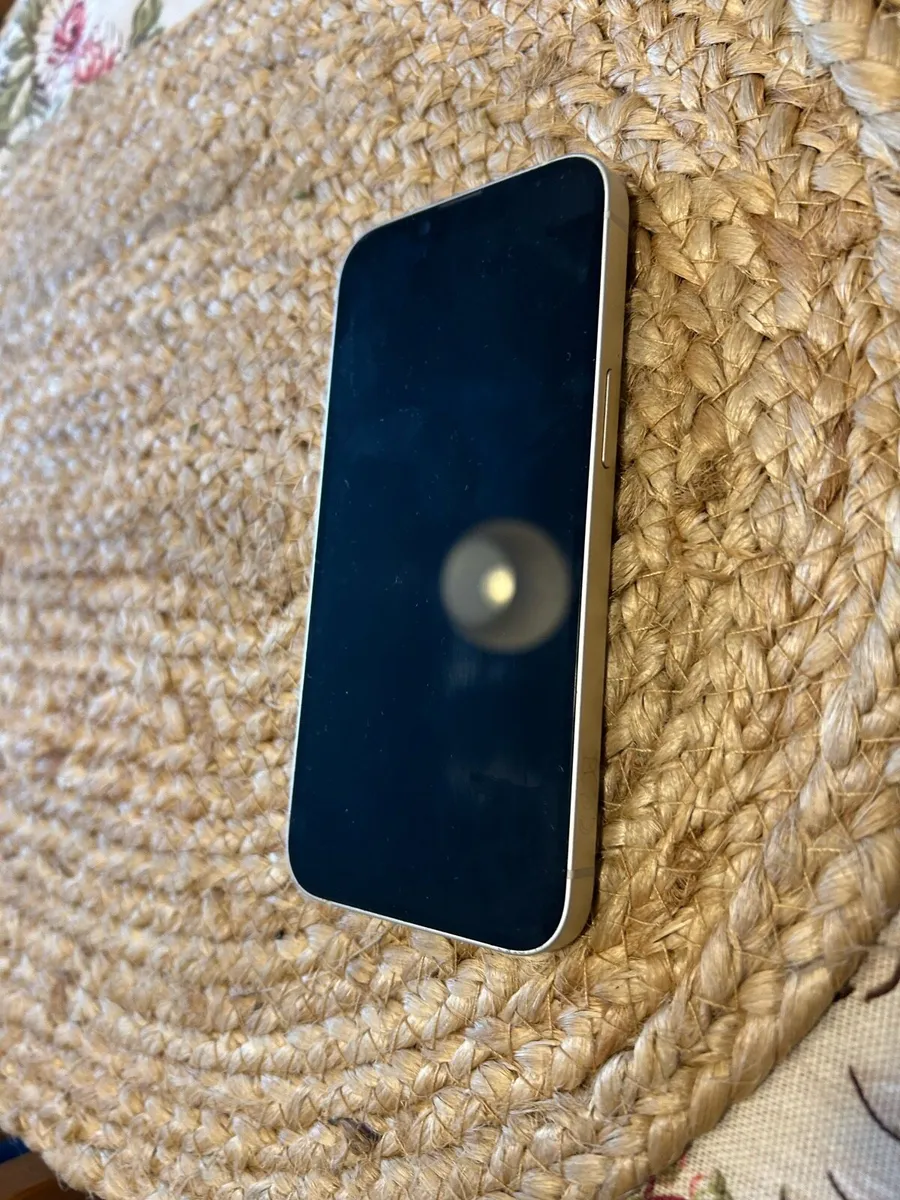 iPhone 14 - Image 4