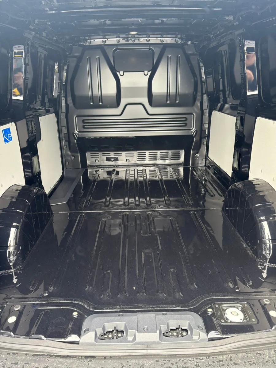 Volkswagen Transporter 2025 - Image 3