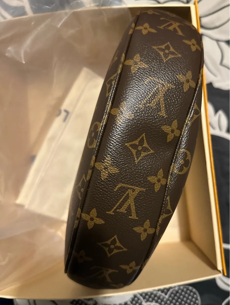 Louis Vuitton woman’s crossbody bag. - Image 4