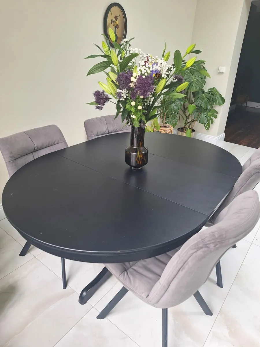 Dining Room table and chairs - Image 1