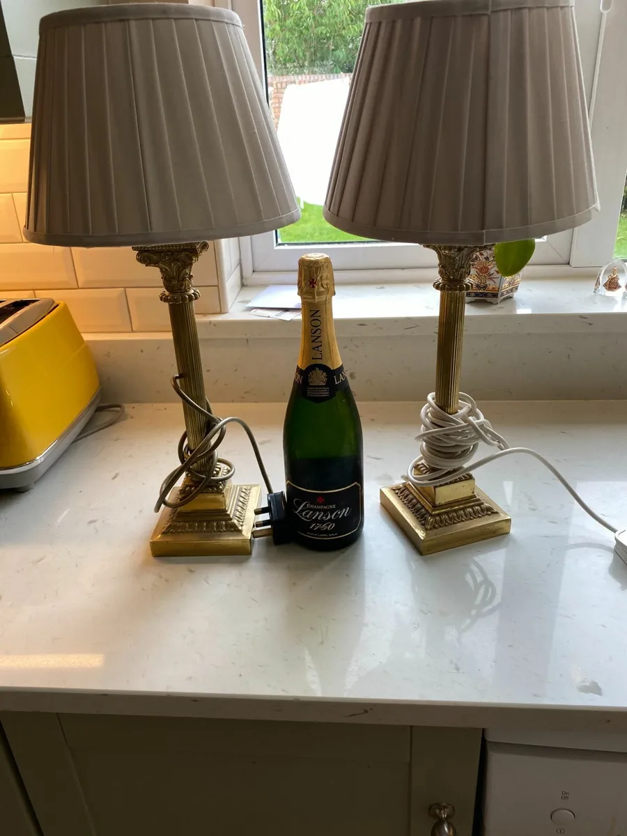 Pair of brass Corinthian column table lamps - Image 3