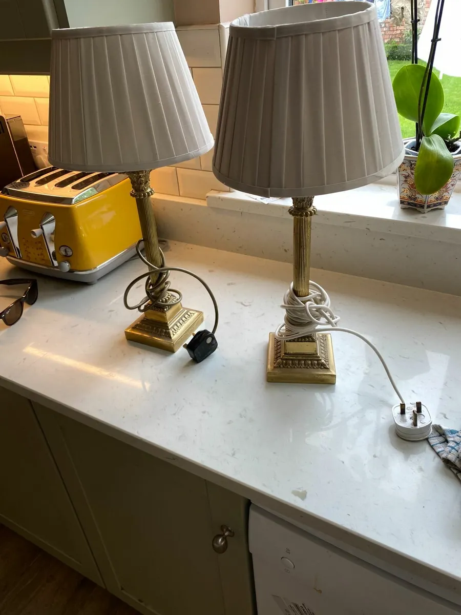 Pair of brass Corinthian column table lamps - Image 1