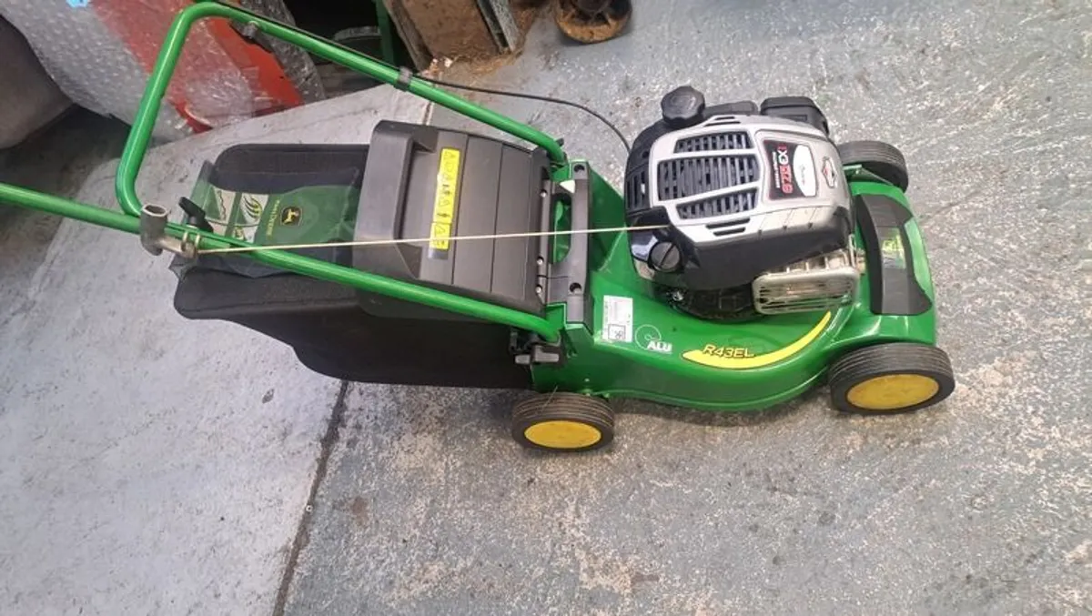 John Deere Lawnower R43 - Image 1
