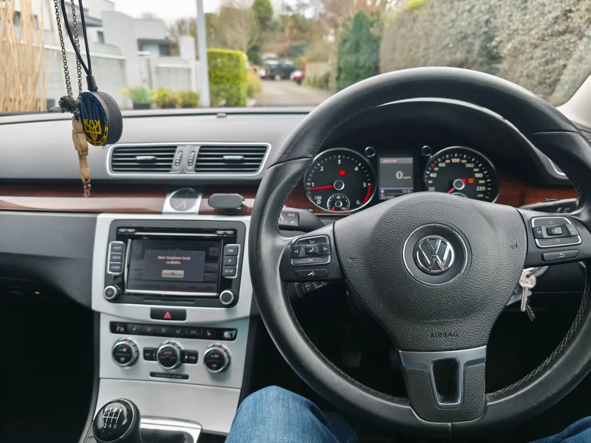 Volkswagen Passat 2013 - Image 2