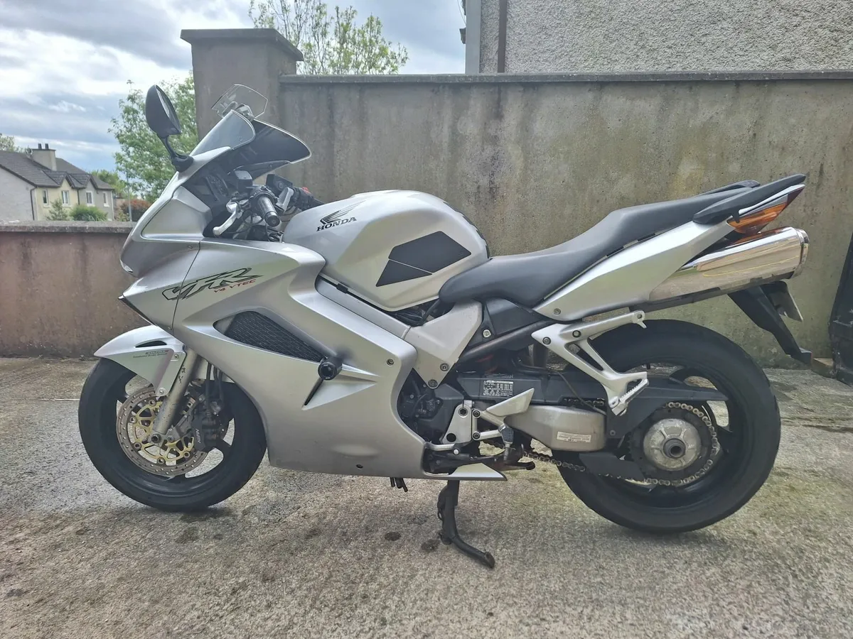 Honda VFR 800 VTEC 2003 - Image 1