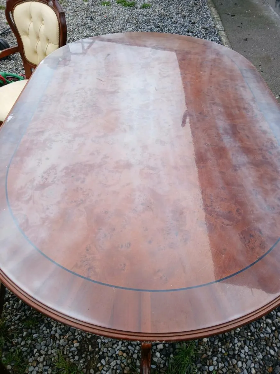 Table and four chairs in good condition pm - Image 1
