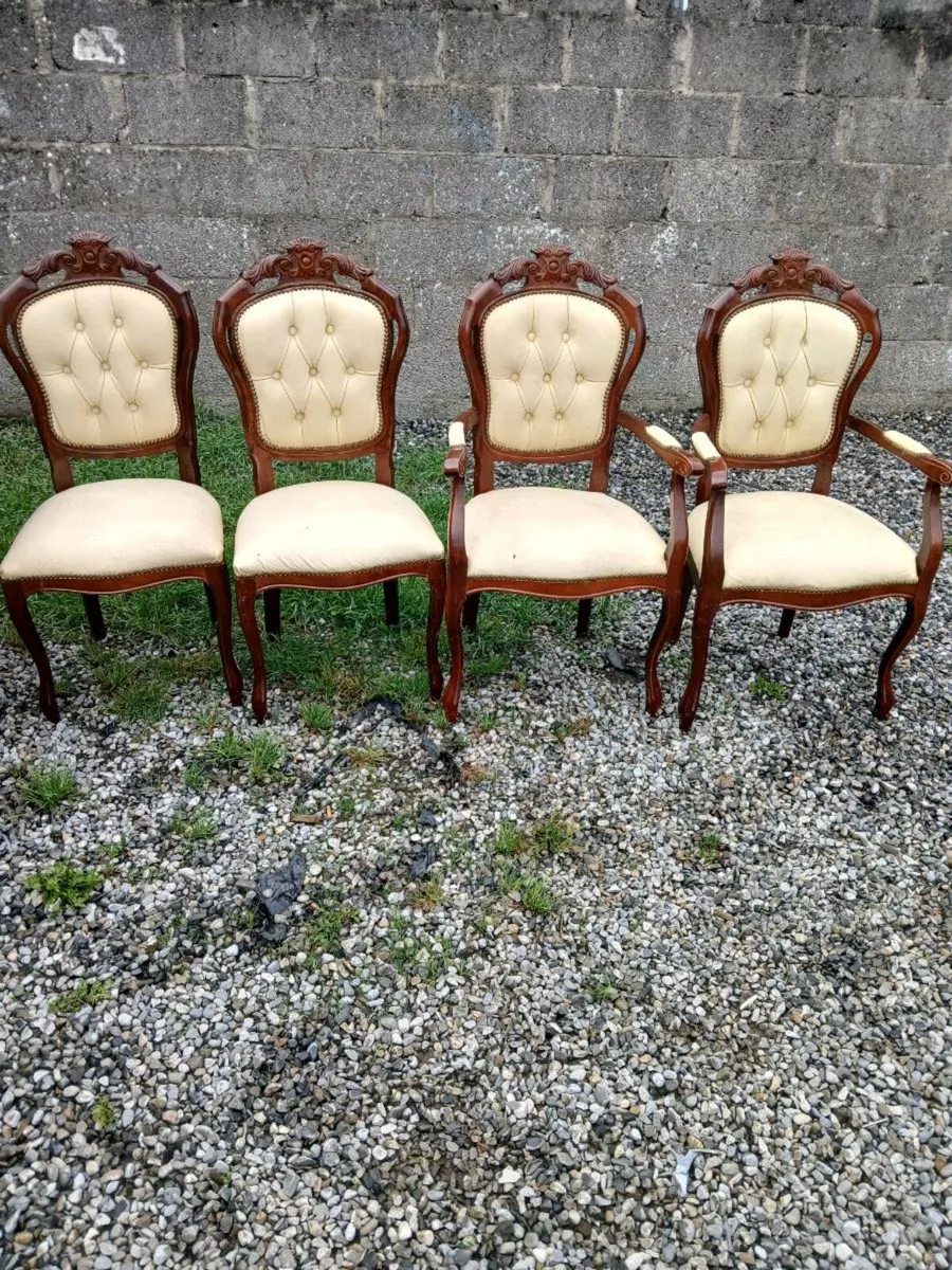 Table and four chairs in good condition pm - Image 2