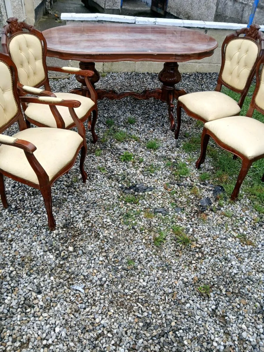 Table and four chairs in good condition pm - Image 3