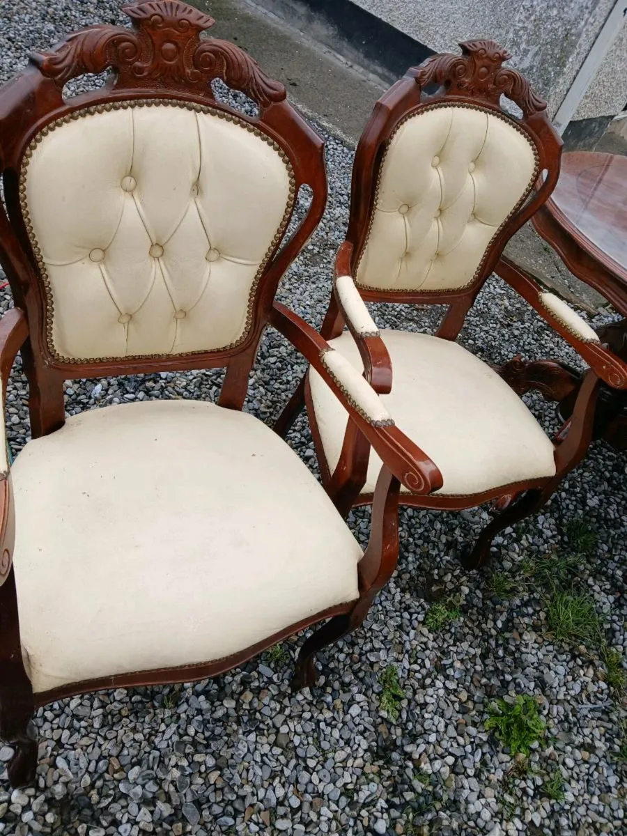 Table and four chairs in good condition pm - Image 4