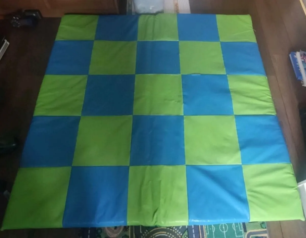 Play mat 58"x 58 " - Image 1
