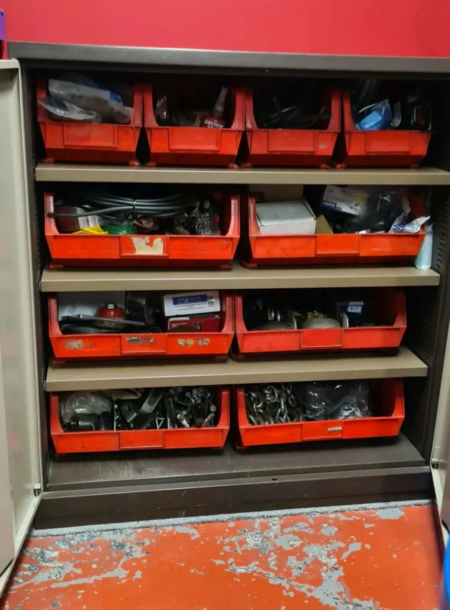 Office steel storage press + plastic linbins - Image 1