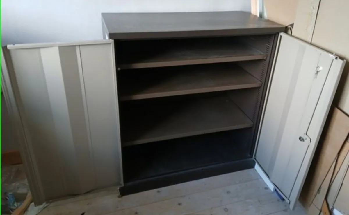 Office steel storage press + plastic linbins - Image 4