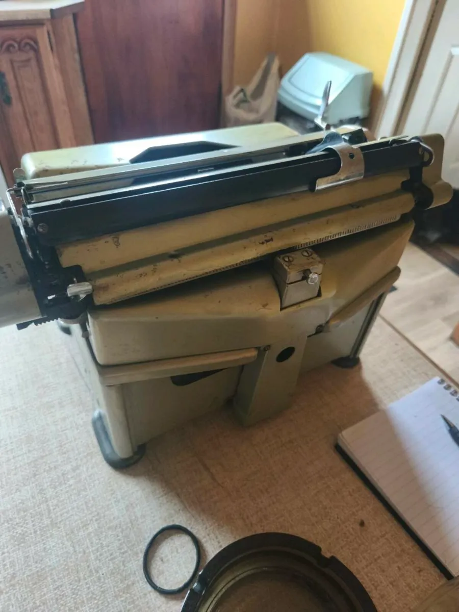 Antique type writer - Image 4
