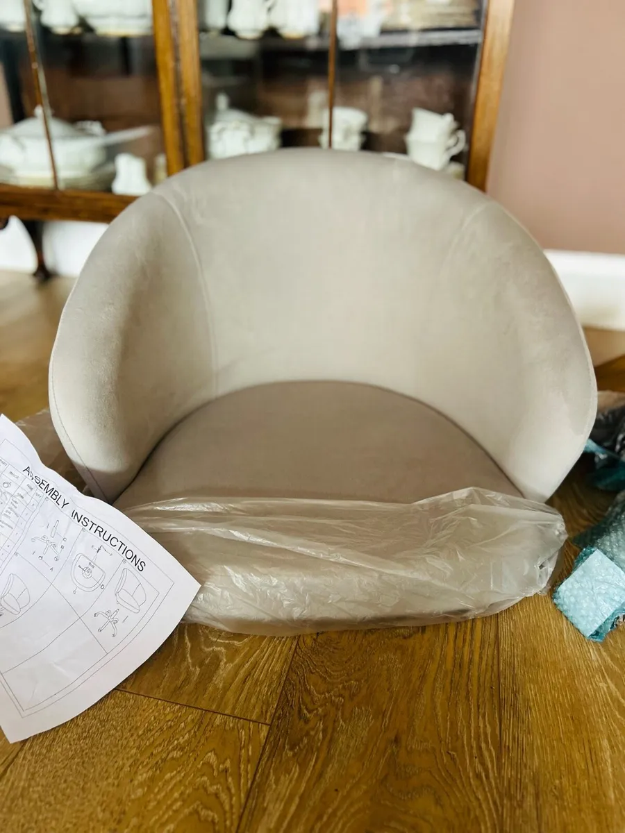 Silver grey velvet adjustable desk chair - Image 1