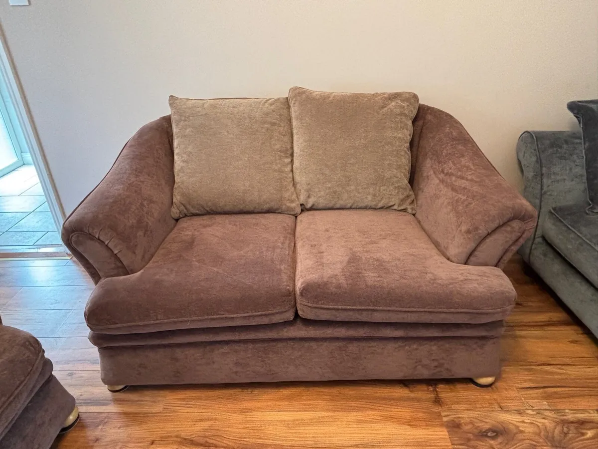 Two seater sofa and one arm chair - Image 3