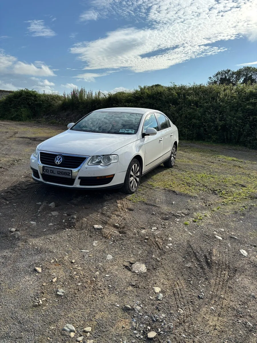 2010 Volkswagen Passat - Image 2
