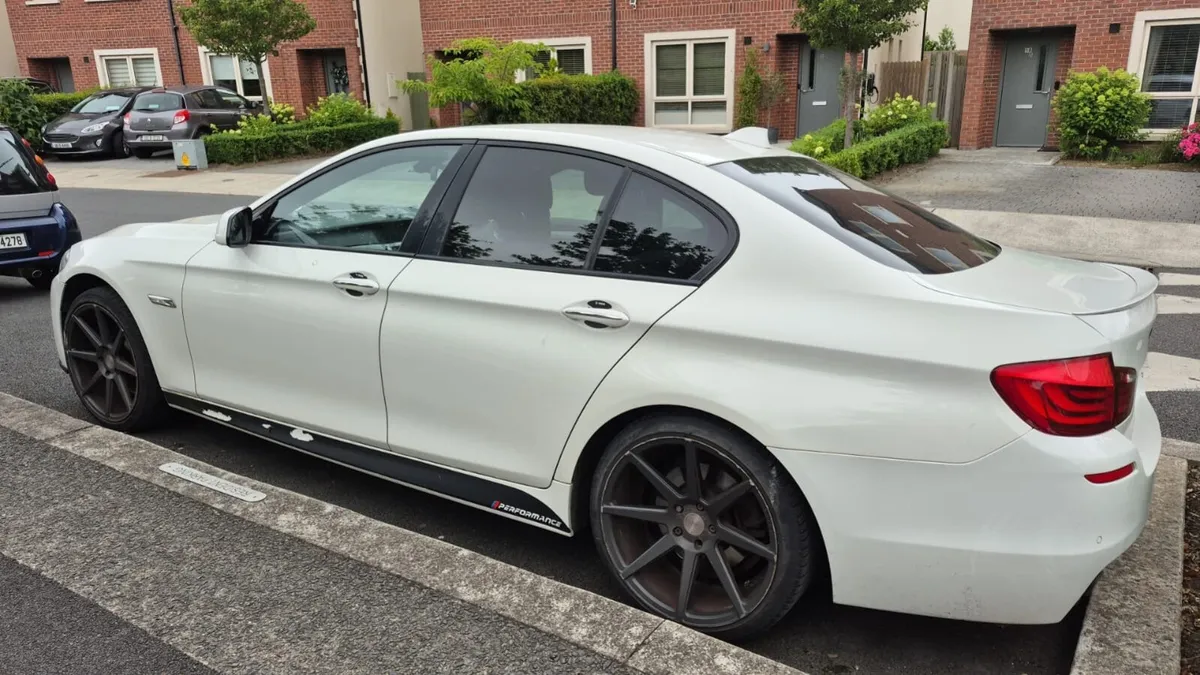 BMW 5-Series 2011 - Image 2
