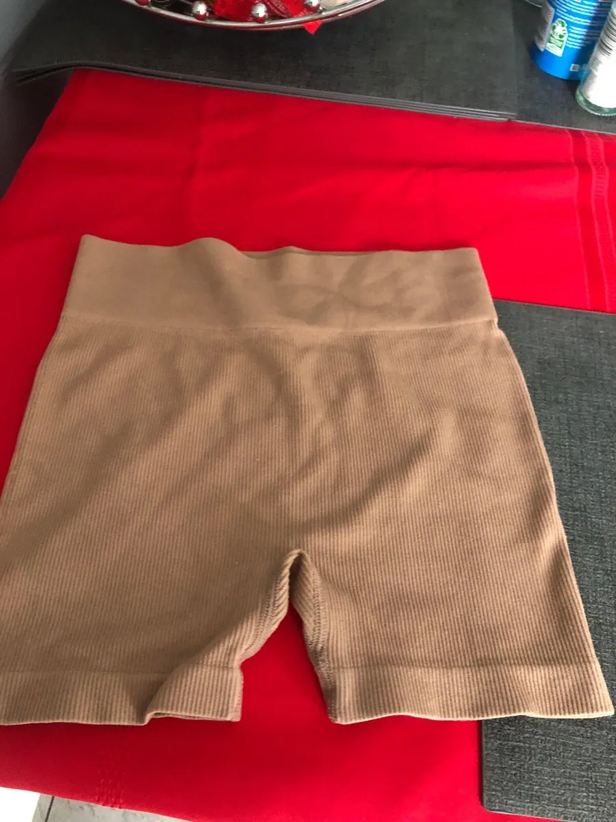 Ladies shorts size S €3 - Image 1