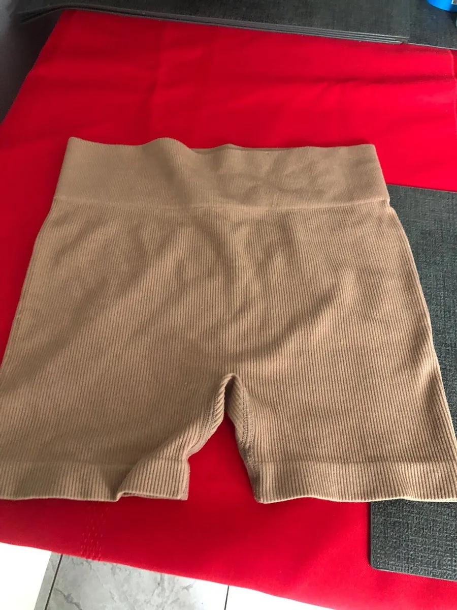 Ladies shorts size S €3 - Image 2