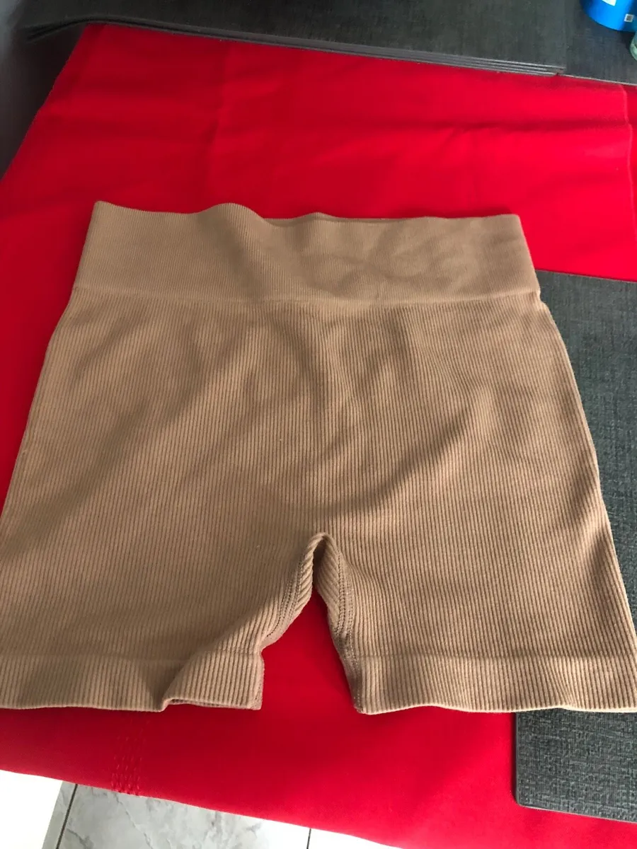 Ladies shorts size S €3 - Image 4