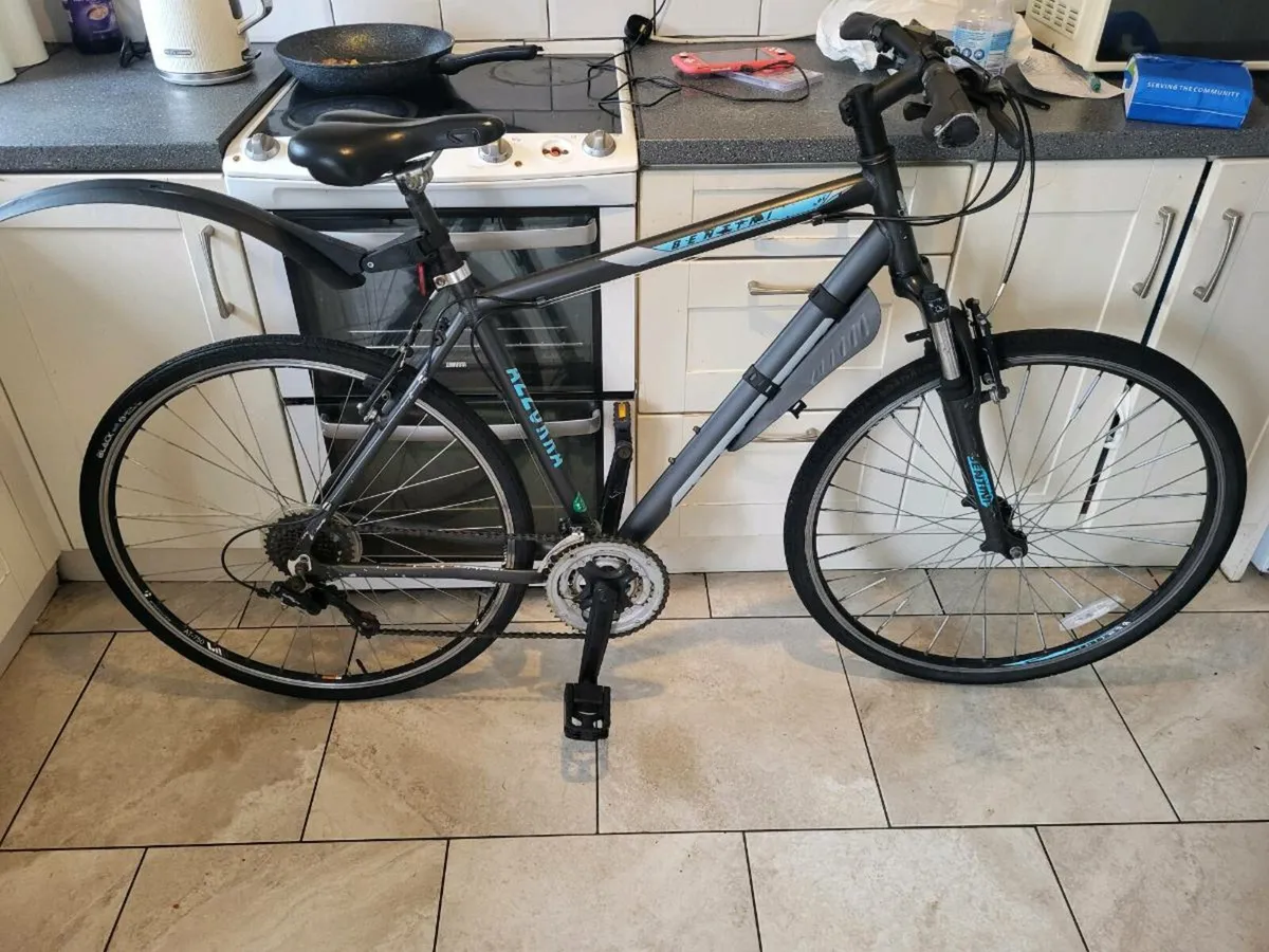 Mens hybrid bike - Image 1