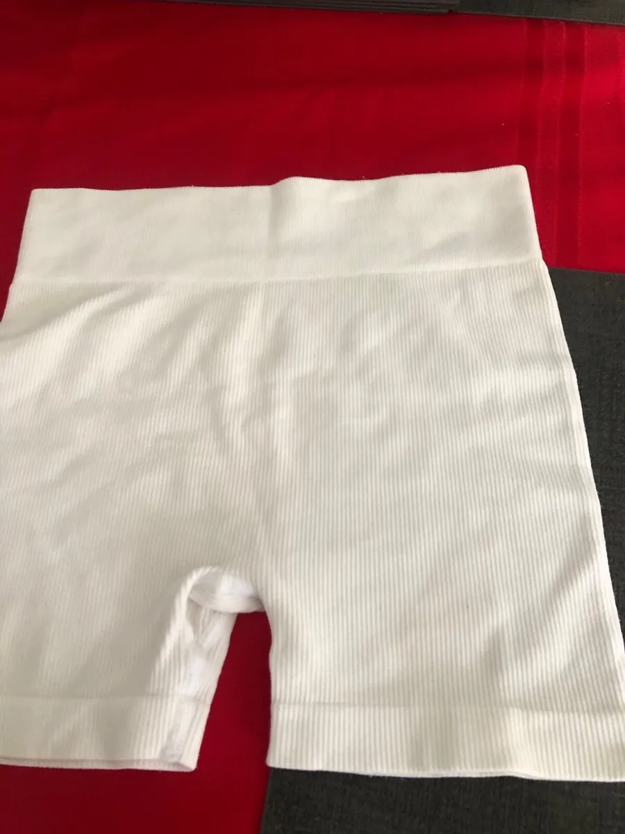 Ladies shorts size S €3 - Image 2