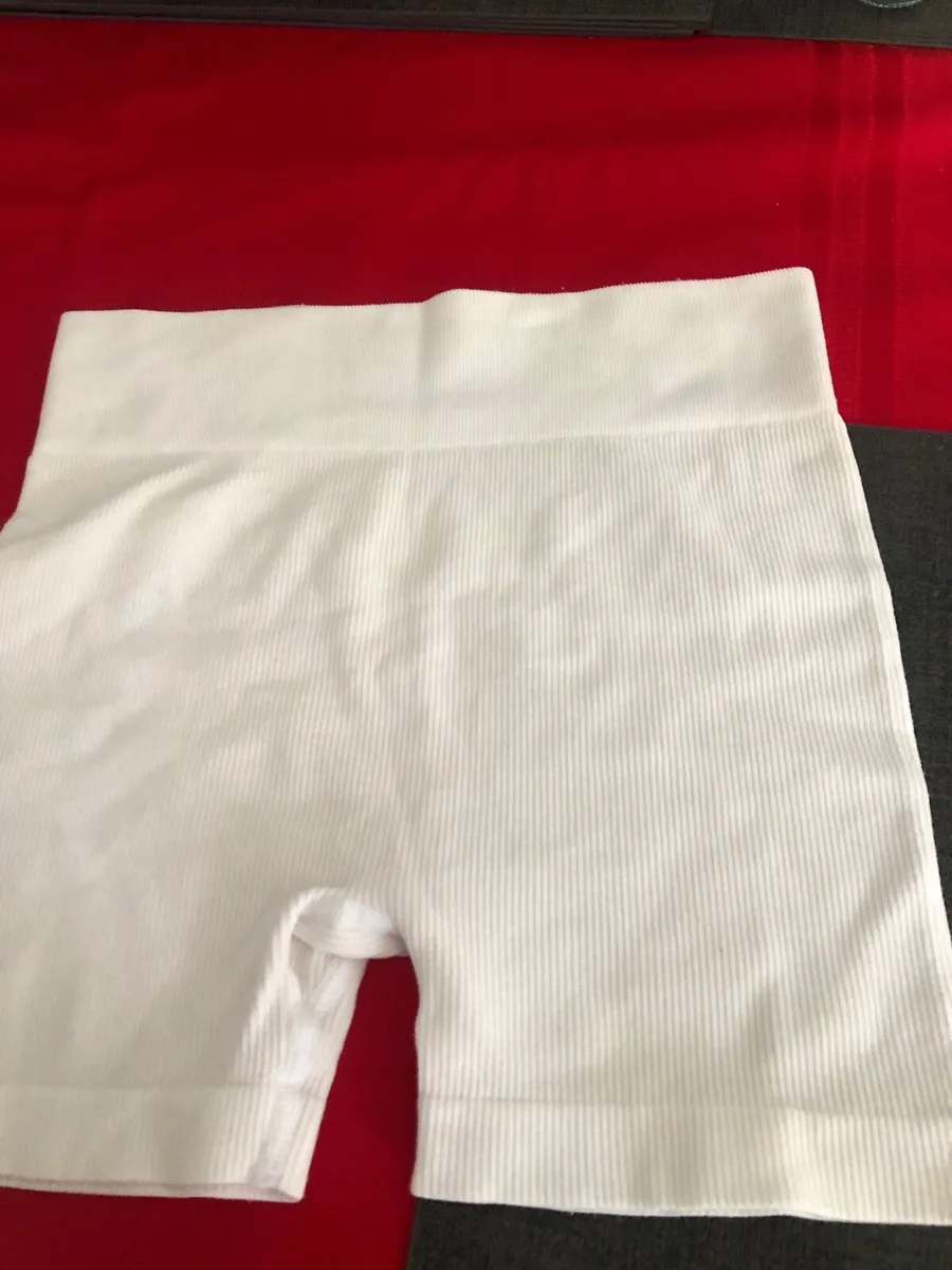 Ladies shorts size S €3 - Image 4