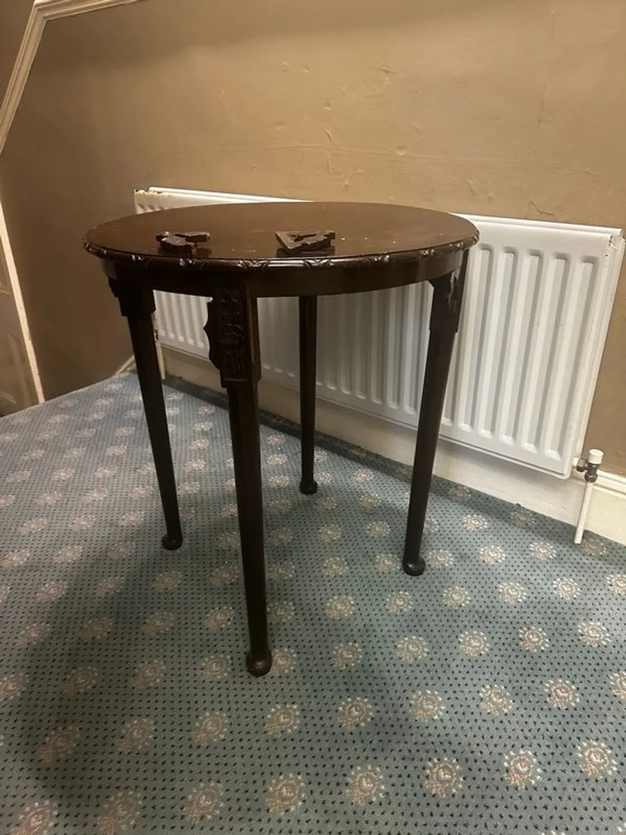 Round old table - Image 1