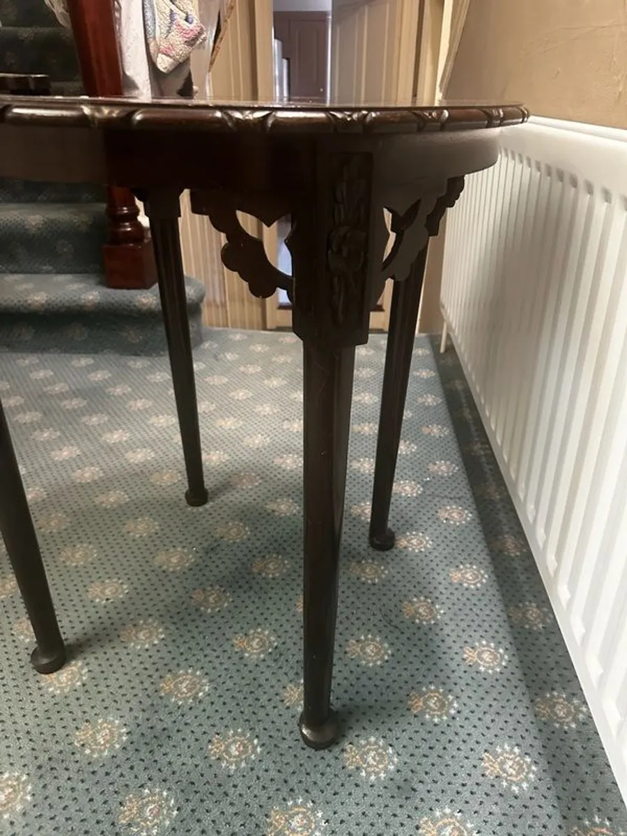 Round old table - Image 2