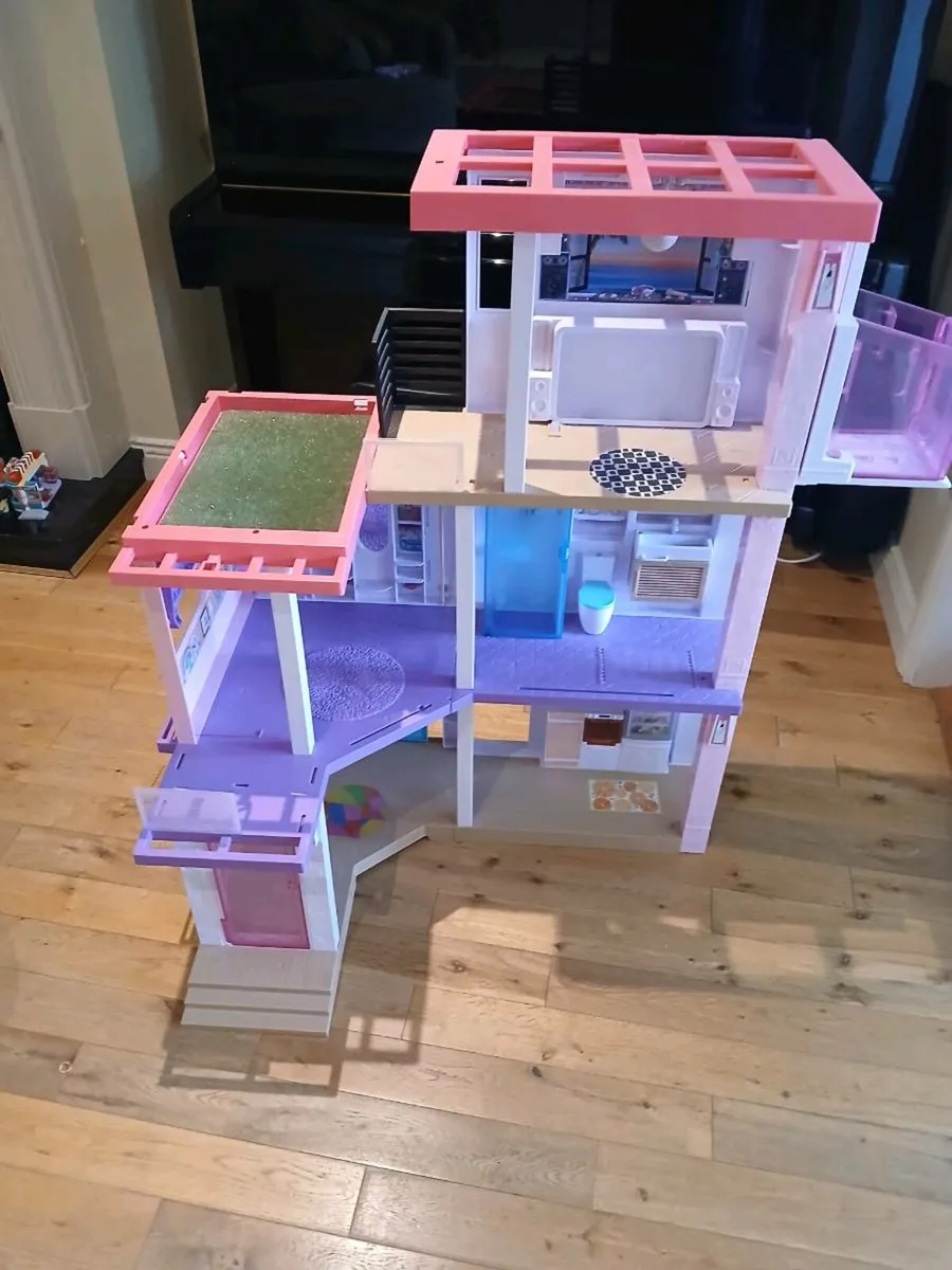 Barbie Dolls House - Image 1