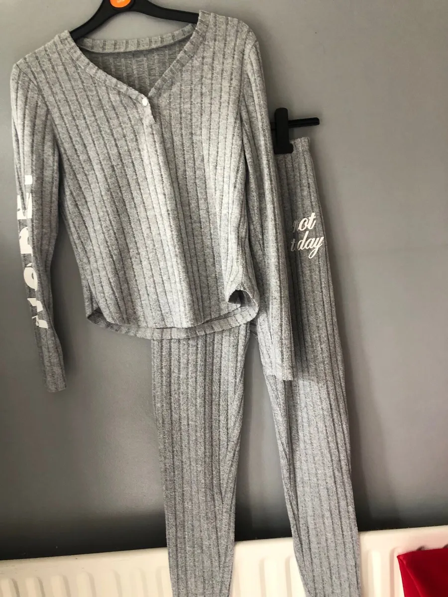 Ladies two piece suit size S €5 - Image 1