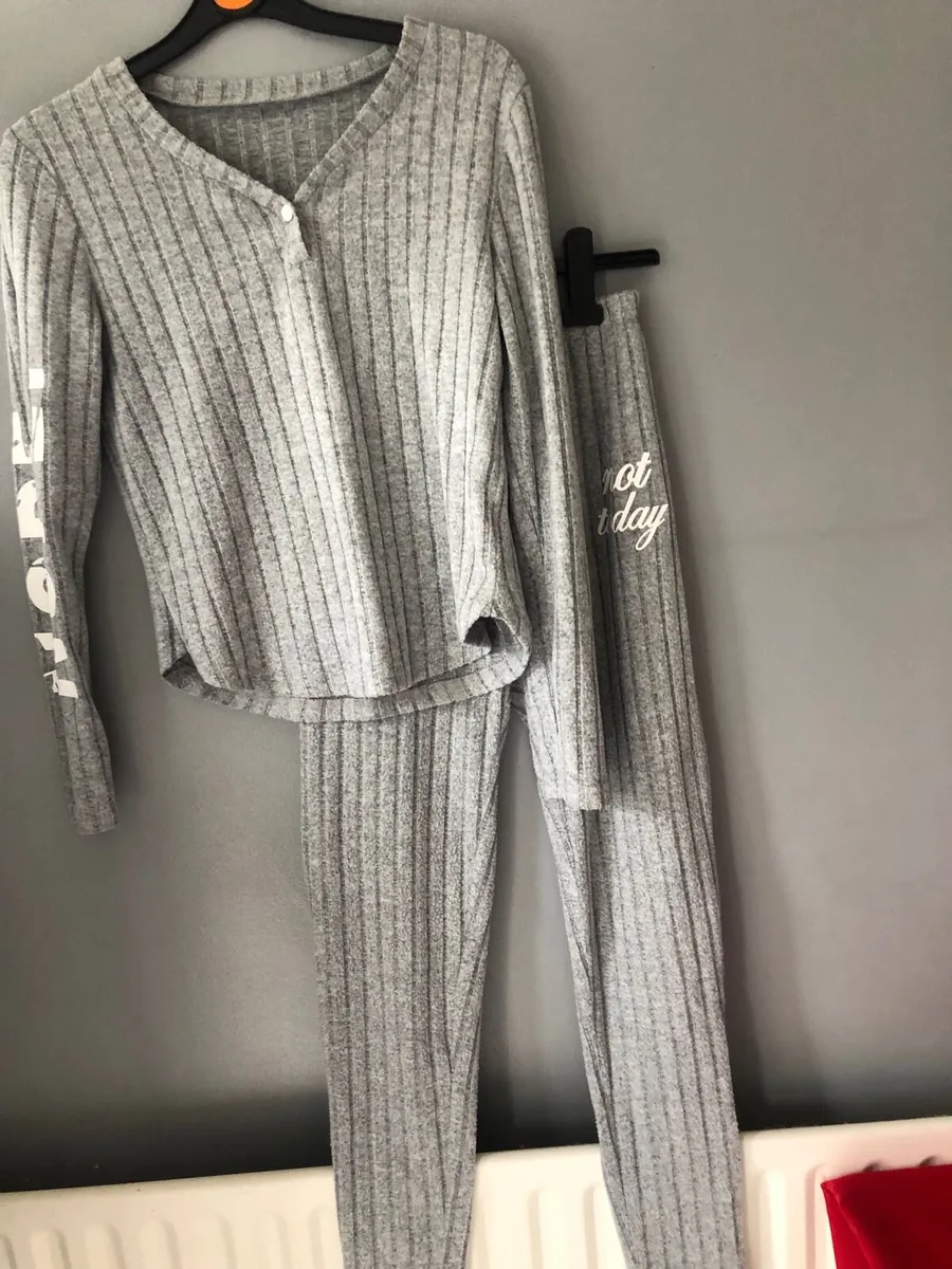 Ladies two piece suit size S €5 - Image 2