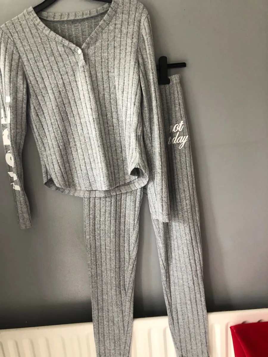 Ladies two piece suit size S €5 - Image 3