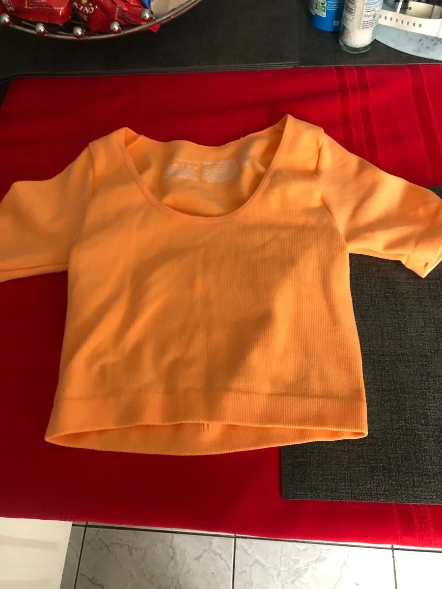 Ladies top size XS €3 - Image 1