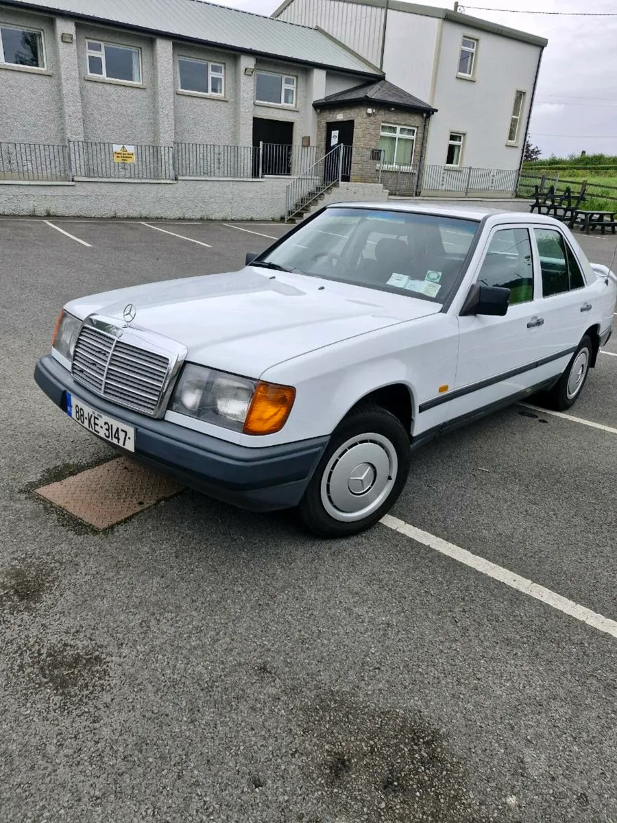 Mercedes 200 - Image 1