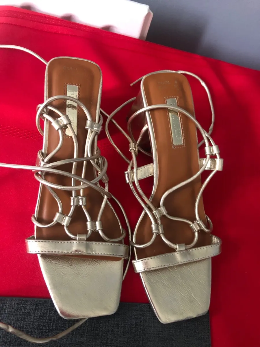Ladies gold shoes size 4 €8 - Image 1