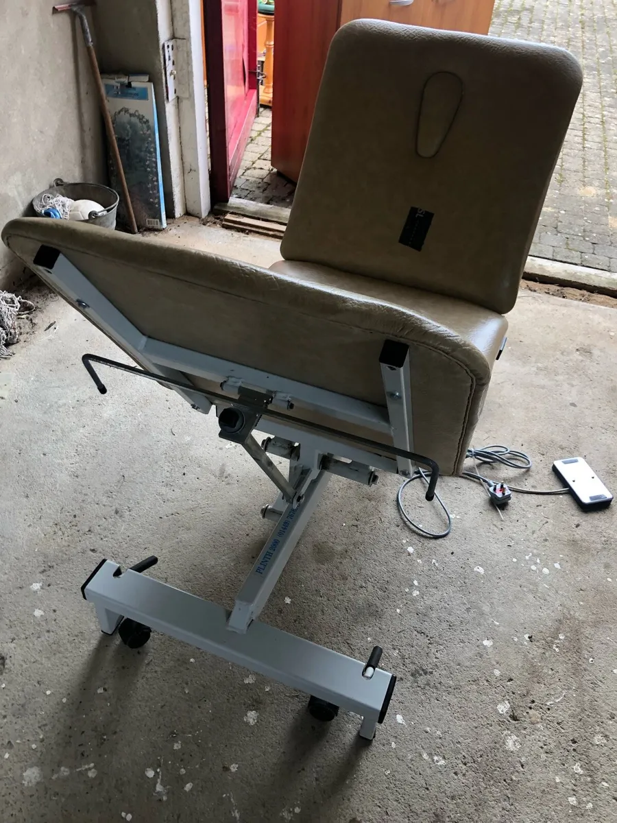 Treatment table - Image 3