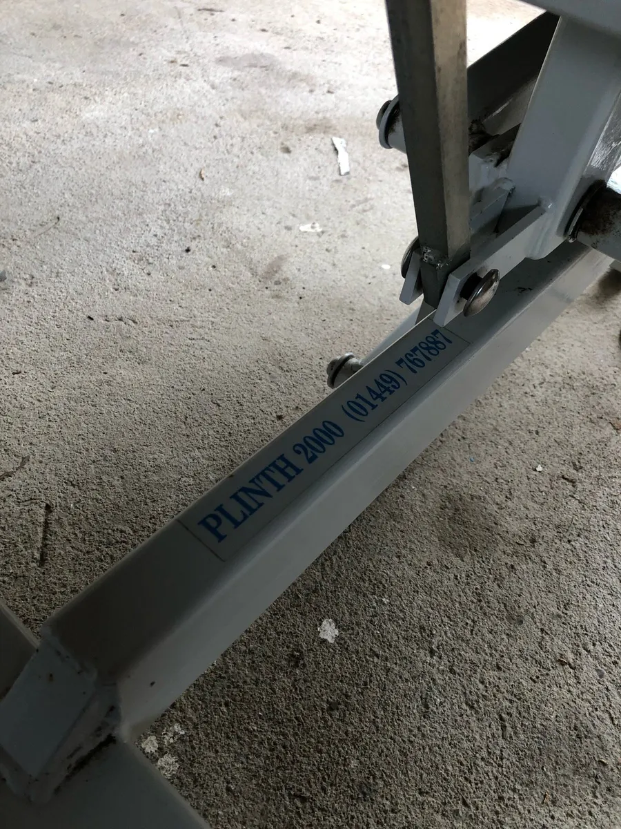 Treatment table - Image 4