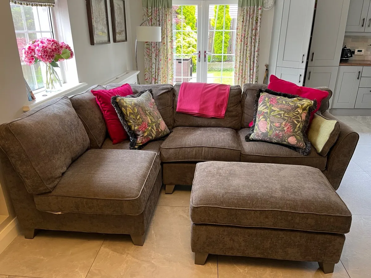 Beautiful Corner Sofa with footstool - Image 3