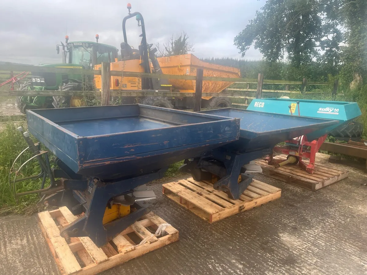 Sulky manure spreader - Image 1
