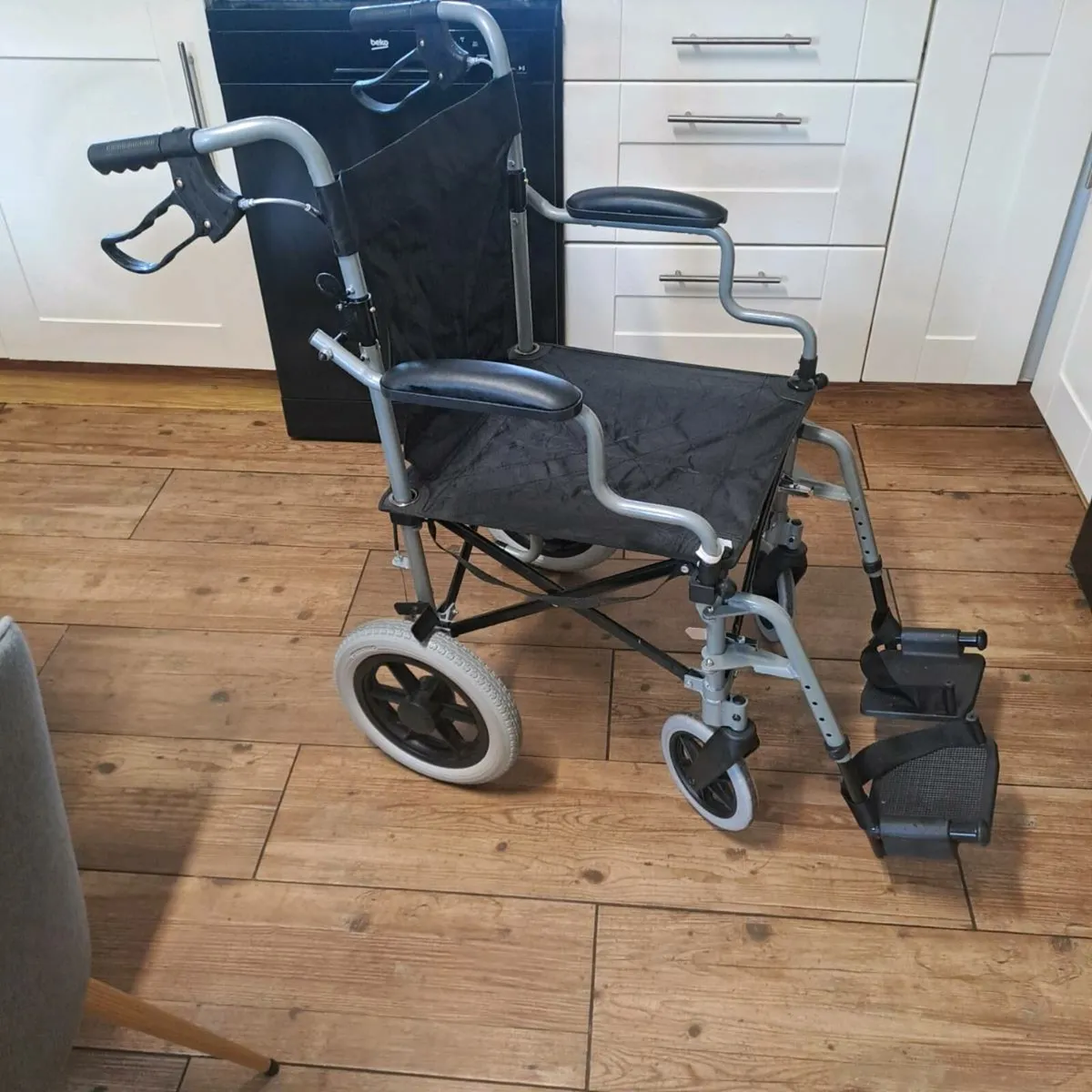Folding wheelchair - Image 2