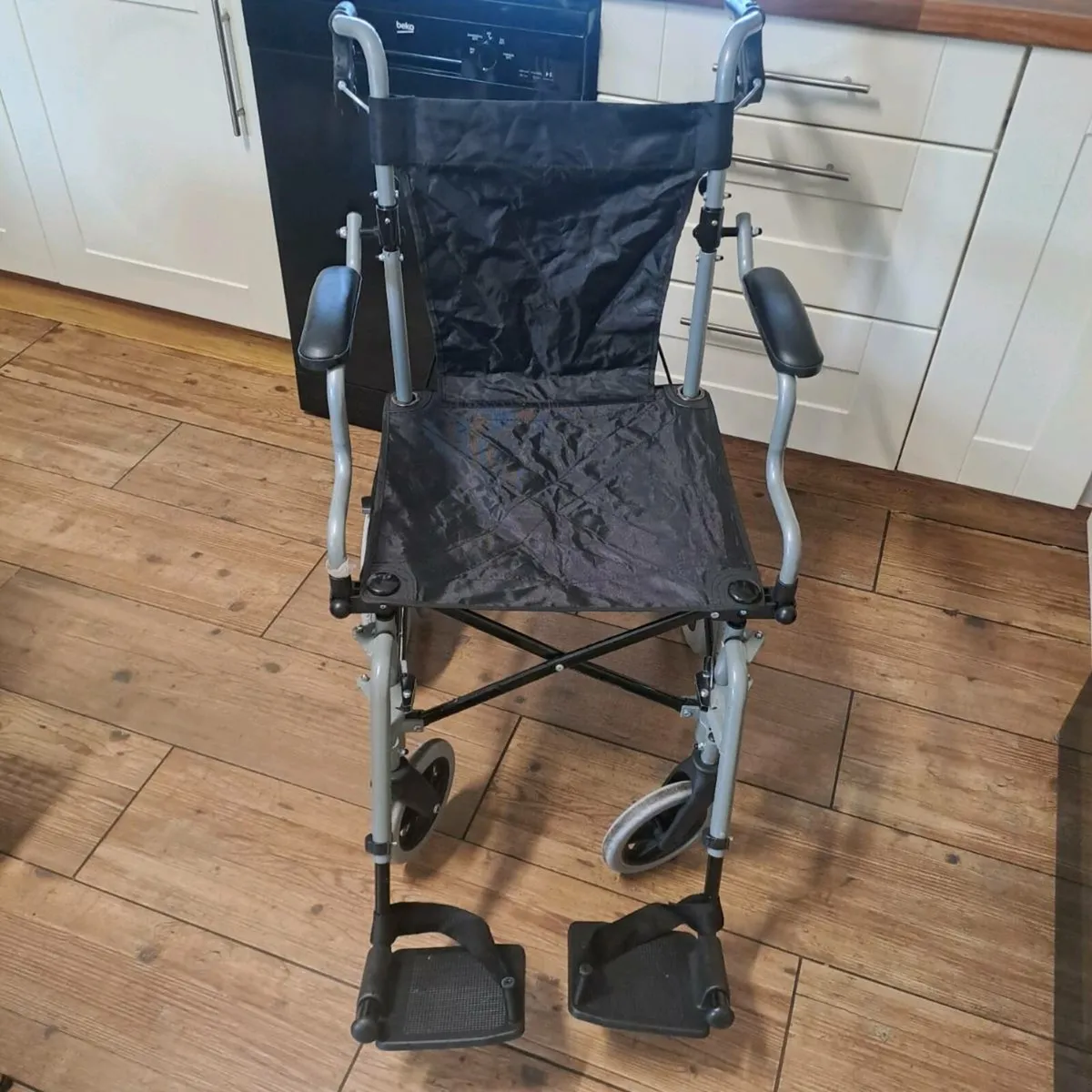 Folding wheelchair - Image 4