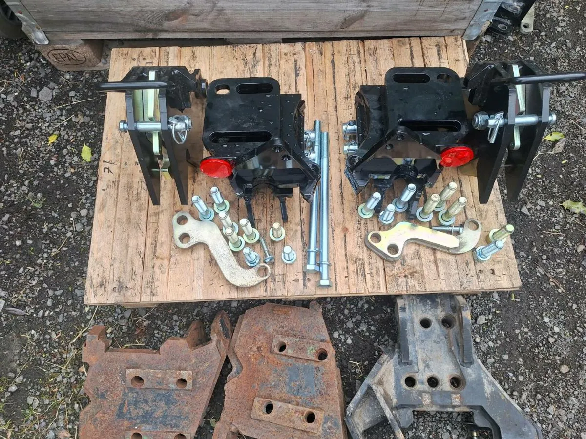 Axle brackets - Image 1
